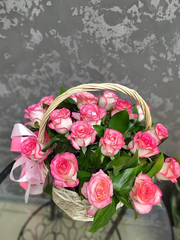 Цветочная композиция из Розы в корзине в Кузяево