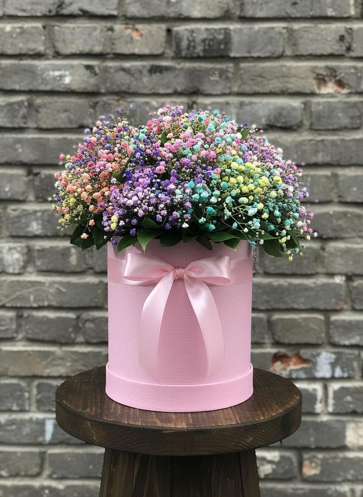 Цветочная композиция из Гипсофила и Розы в шляпной коробке в Кузяево