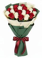 Букет Микс из красных и белых роз в Кузяево