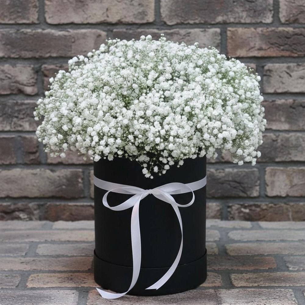 Цветочная композиция из Гипсофила в шляпной коробке в Кузяево