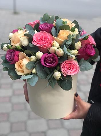 Цветочная композиция из Розы в шляпной коробке в Кузяево
