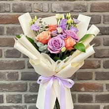 Букет цветов из:  Лизиантусы и Розы в Кузяево