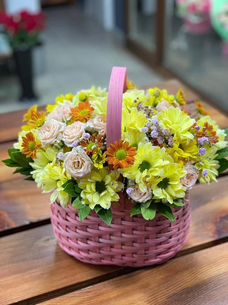Цветочная композиция из Хризантемы и Розы в корзине в Кузяево