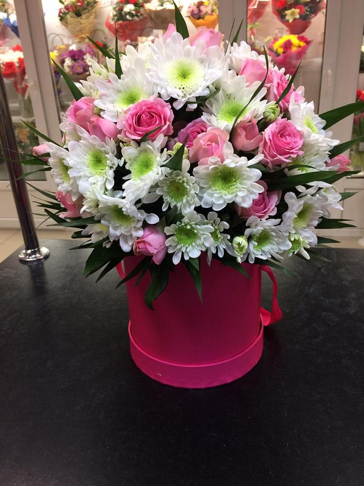 Цветочная композиция из Розы и Хризантемы в шляпной коробке в Кузяево