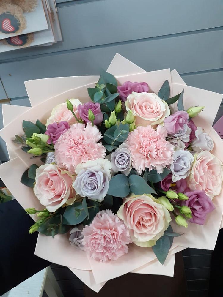 Букет цветов из: Розы, Гвоздики и Лизиантусы в Кузяево