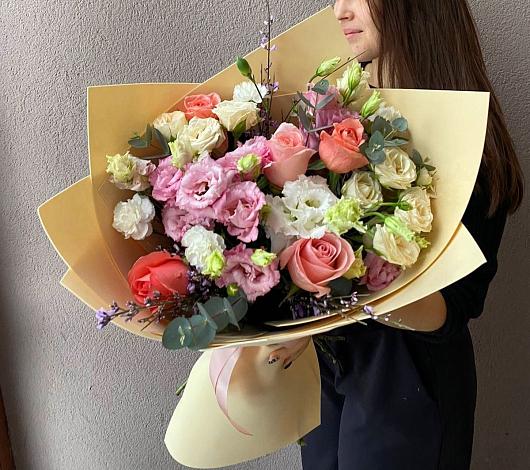 Букет цветов из: Розы, Лизиантусы и Гвоздики в Кузяево